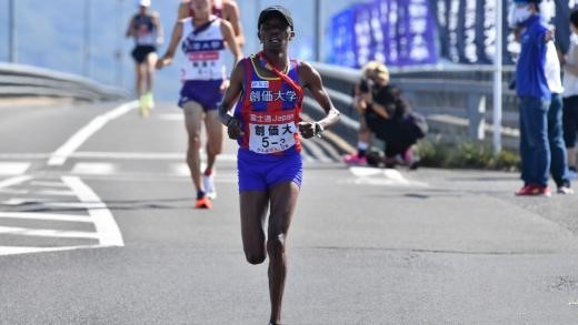 ＜第33回出雲駅伝＞創価大学駅伝部が初出場で7位入賞と健闘！～ムルワ選手が区間１位の快走